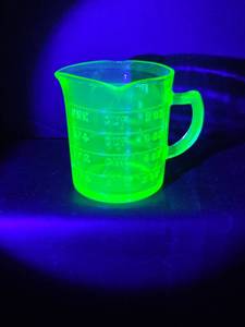 lot 98 image: Green Uranium Glass Kelloggs Measuring Cup 1 Cup 8 oz Graduated Markings