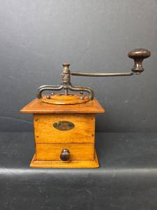 lot 105 image: Hand Crank Grinder with Drawer, Oval Makers Plate