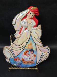 lot 147 image: A Bradford Exchange Vision in White Ariel Collectors Plate A1341 with Certificate of Authenticity