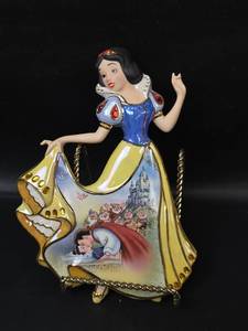 lot 148 image: Bradford Exchange Disney Snow White Fairest Dreamer Figurine Plate A2379 with Certificate of Authenticity