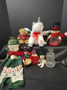 lot 226 image: Holiday Decorative Collection with Musical Unicorn