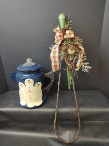 lot 237 image: Vintage Christmas Decorations