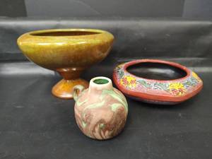 lot 293 image: Vintage Handmade Hand Painted Japanese 3-Footed Tokanabe Ware Bowl with Pedestal Bowl and Vase