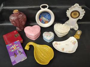 lot 302 image: Vintage Decorative Collectibles