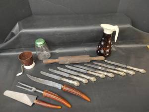 lot 313 image: Shaker with Grinder, Carving Set and More