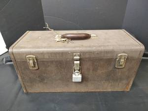 lot 327 image: Vintage Kennedy Model K-20 Metal Tool Box wLock and Keys