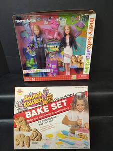 lot 349 image: NIB Mary-Kate and Ashley Travel In Style Doll Set and Animal Crackers Deluxe Bake Set