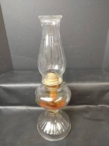 lot 359 image: Vintage Clear Oil Lamp with Chimney