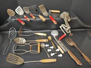 lot 377 image: Vintage Assorted Kitchen Utensils
