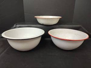 lot 388 image: Vintage Assorted Enamel Bowls with Red or Black Rims