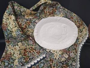 lot 410 image: Ceramic Turkey Serving Platter with Table Cloth, 88 x 78