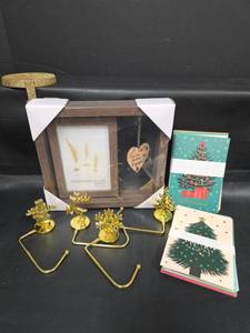 lot 505 image: 4x6 in Photo Frame with Christmas Cards and Gold Hooks Lot