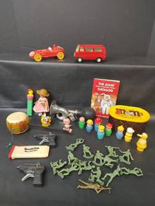 lot 526 image: Assorted Vintage Toys