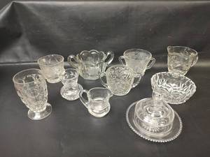 lot 527 image: Assorted Vintage Glass Pieces