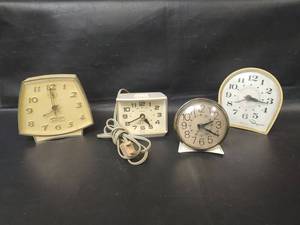 lot 529 image: Vintage Assorted Electric and Battery Operated Clocks