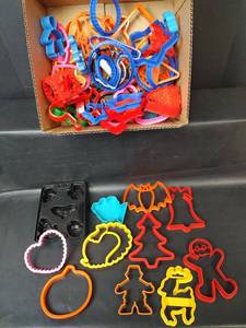 lot 537 image: Large Lot Assorted Plastic Cookie Cutters