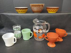 lot 542 image: Vintage Pyrex Mixing Bowl with Anchor Hocking Bowls and Kitchen Ware