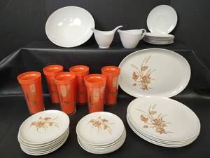 lot 546 image: Assorted Melamine Dinnerware and Plastic Glasses