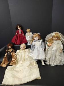 lot 557 image: Assorted Doll Lot