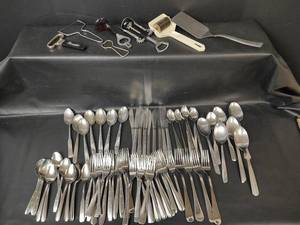 lot 560 image: Mixed Flatware