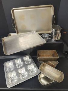 lot 575 image: Vintage Bakeware