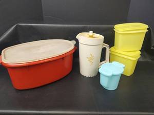 lot 579 image: Vintage Assorted Tupperware