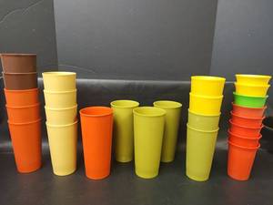 lot 580 image: Vintage Tupperware Assorted Drinking Tumblers