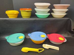lot 581 image: Vintage Tupperware Storage Bowls with Lids and Measuring Spoons