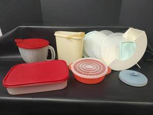 lot 582 image: Vintage Assorted Tupperware