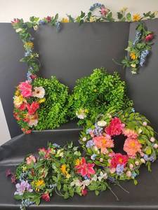 lot 584 image: Artificial Floral Garland and Wreath Lot, Assorted Pieces