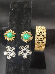 lot 596 image: Assorted Jewelry Pieces Clip-On Earring Pairs and Gold-Tone with Rhinestones Link Bracelet