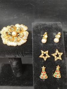 lot 597 image: Vintage Sarah Coventry Splendor Brooch with Pierced Earrings