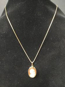 lot 598 image: Cameo Oval Locket Pendant on 28in Box Chain