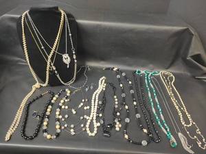 lot 600 image: Mixed Lot Fashion Jewelry