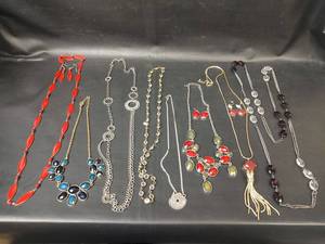 lot 601 image: Assorted Costume Jewelry