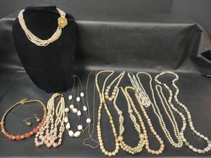 lot 602 image: Assorted Fashion Jewelry