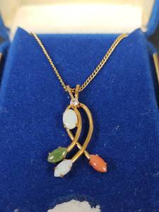 lot 604 image: Vintage Multi-Color Cabochon Stones with 18 in Chain