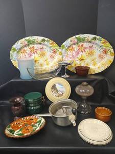 lot 608 image: Assorted Kitchen and Decor Lot
