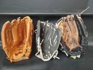 lot 613 image: Childrens New Wilson Barry Bonds Advisory Staff Baseball Glove with Extra Gloves