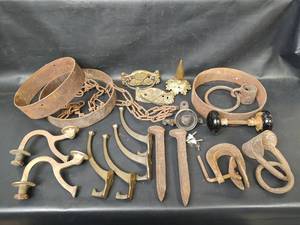 lot 620 image: Vintage Assorted Lot of Metal Hardware