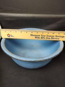 lot 639 image: Vintage Assorted Enamel-Coated Cookware