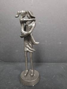 lot 648 image: Figurine Metal Mom and Daughter  Embracing Dark Gray Tabletop 7 in Tall