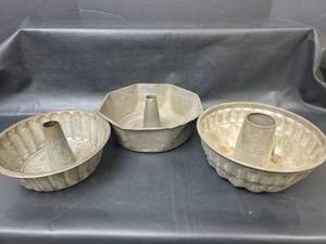 lot 697 image: Lot of 3 Baking Pans
