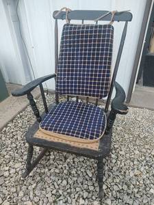 lot 800 image: Vintage Rocking Chair