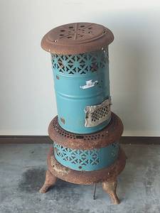 lot 818 image: Vintage Perfection Smokeless Oil Heater, Decor Only