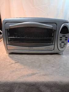 lot 12 image: Euro-Pro Toaster Oven