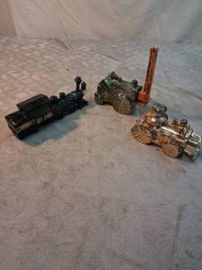 lot 23 image: Avon 1876 Centennial Express Train Locomotive Decanter Set 3 pc