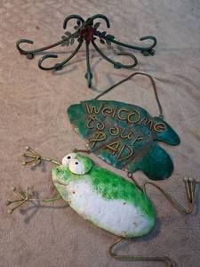 lot 29 image: Garden Wall Art Set Frog Sign Hanger 3-Piece