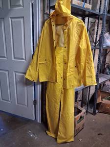 lot 43 image: Helly Hansen 2 Pc. Rain Suit XL 64875