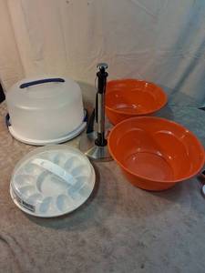 lot 59 image: Surefresh Reusable Eggs Container & Lid 6-Count with Paper Towel Holder and Bowls